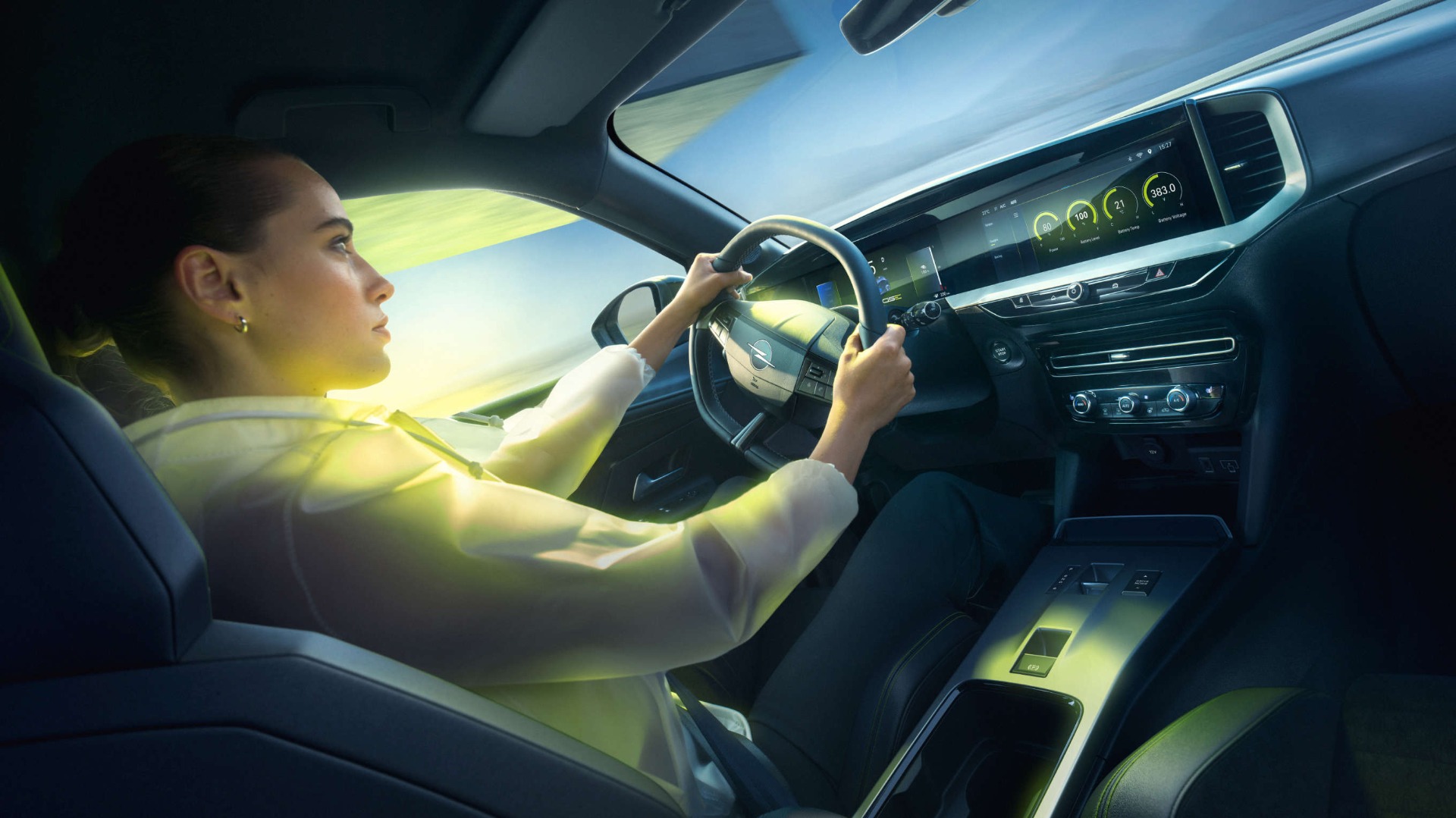 Жінка за кермом Opel Mokka GSE