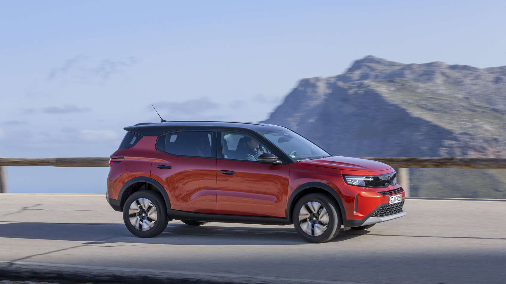 Новий Opel Frontera, вигляд з правого боку