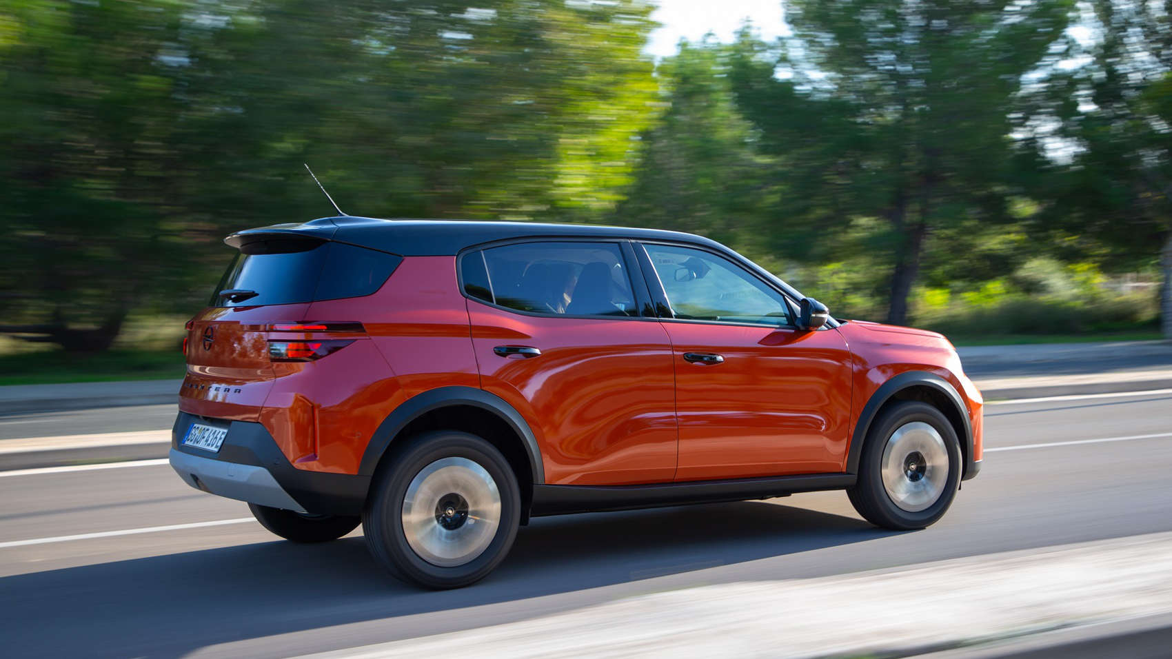 Новий Opel Frontera, вигляд ззаду з правого боку