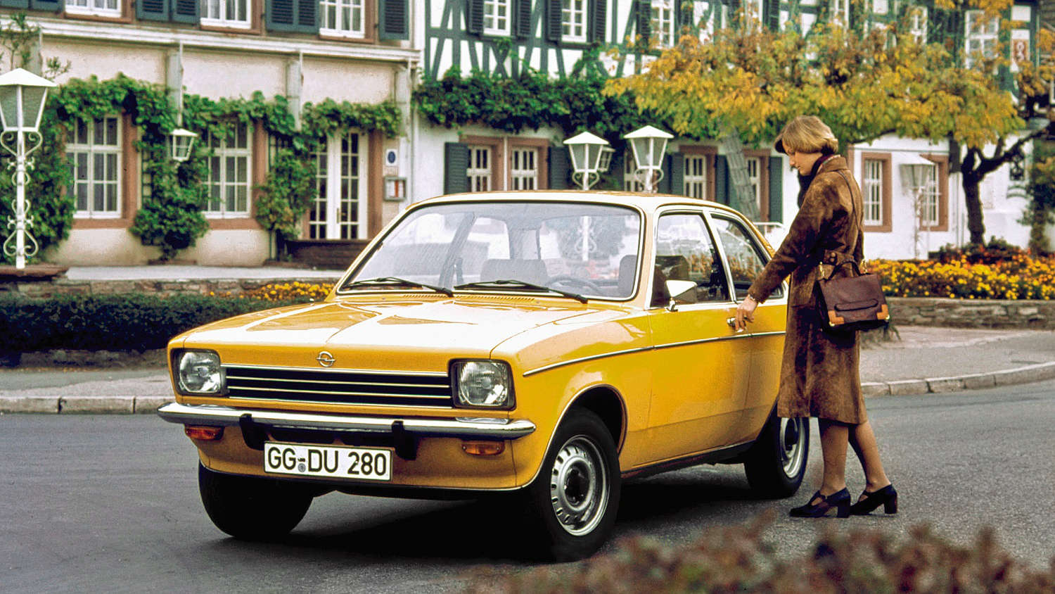 Opel Kadett, зовнішній вигляд, жінка сідає в авто
