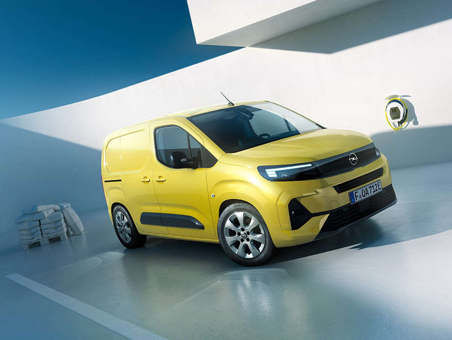 Новий Opel Combo Cargo Electric, вигляд спереду з правого боку