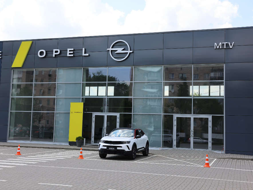 Фасад автосалону Opel у Рівному