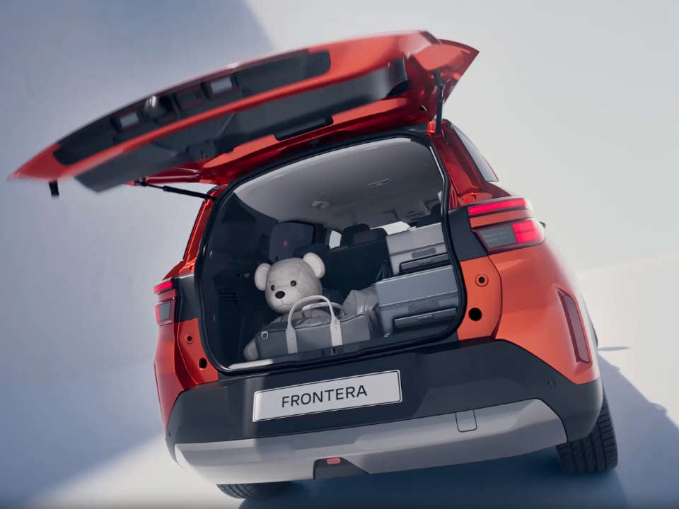 Салон Opel Frontera, багажник з речами